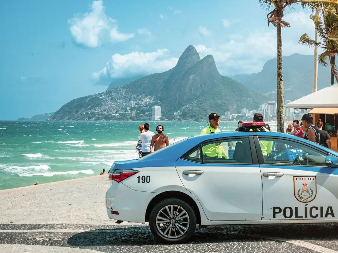 Plage d’Ipanema à Rio de Janeiro, avec les Dois Irmãos en arrière-plan