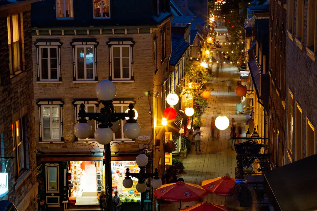 Les rues du quartier Petit-Champlain illuminées en soirée.