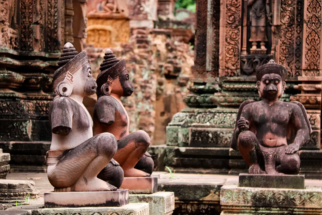 Sculptures en pierre sur les murs d’un temple d’Angkor