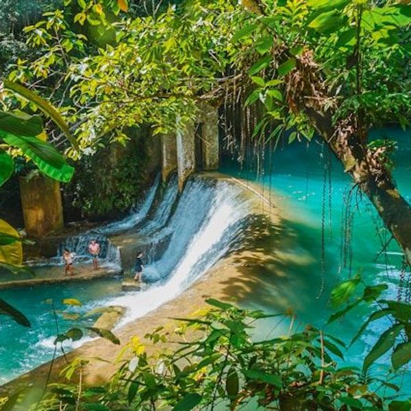 Erkundung der Samboan Wasserfälle auf den Philippinen