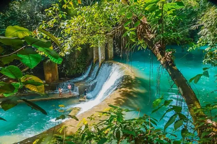 Erkundung der Samboan Wasserfälle auf den Philippinen