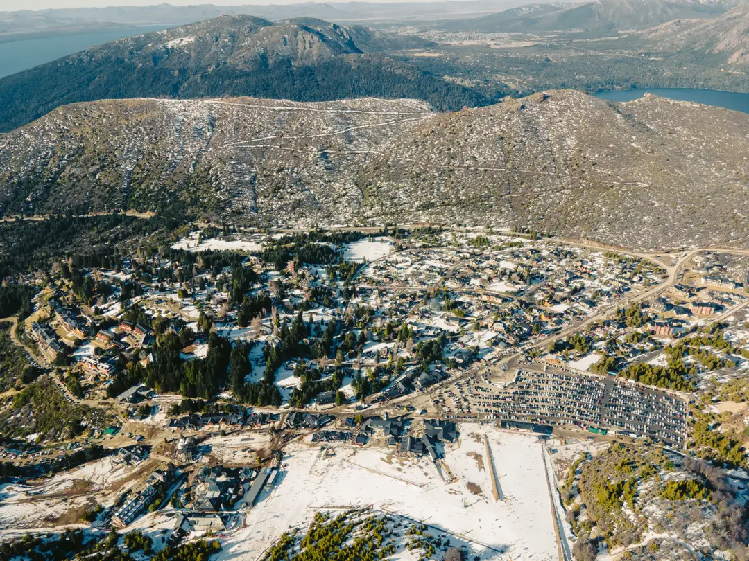 San Carlos de Bariloche couvert de neige vu d'en haut, mettant en valeur le paysage hivernal