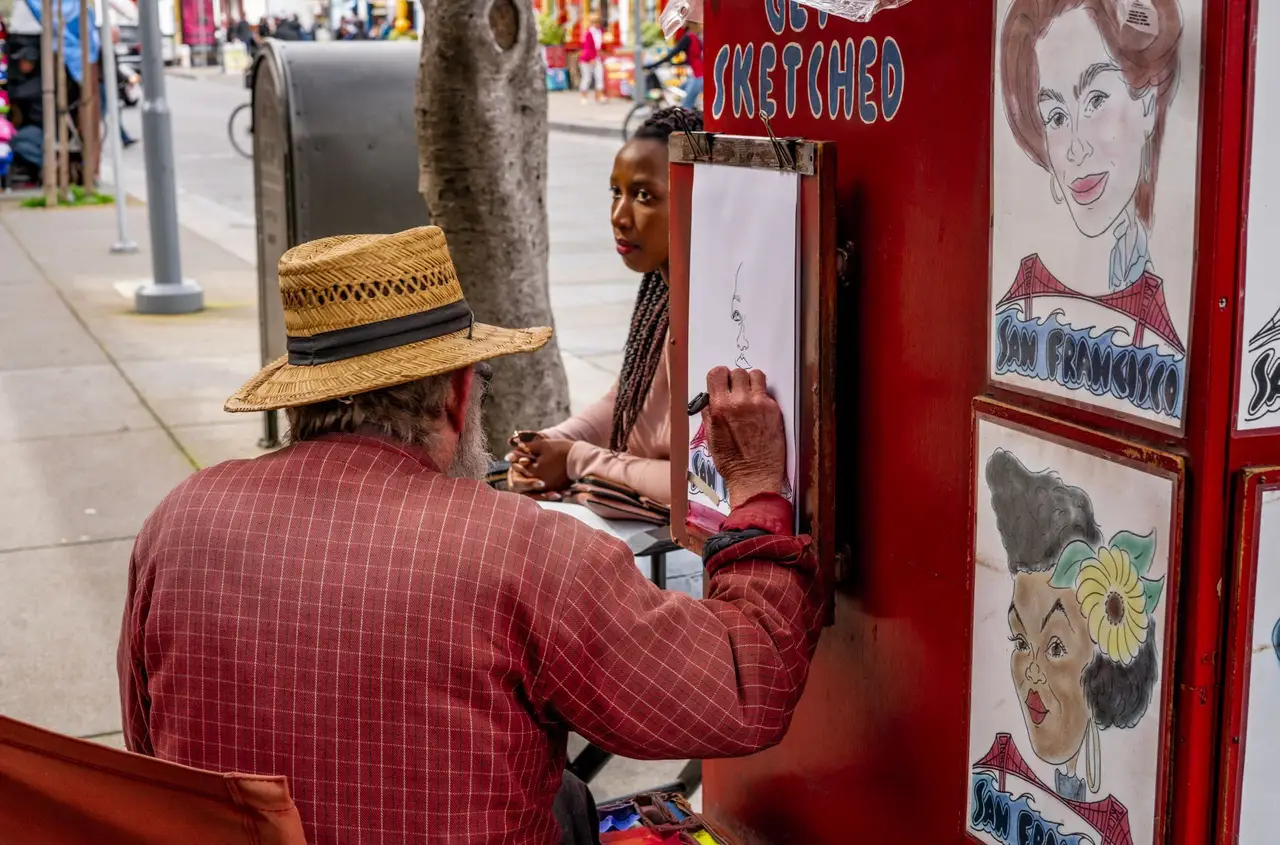 Un artiste de rue peint une femme à San Francisco