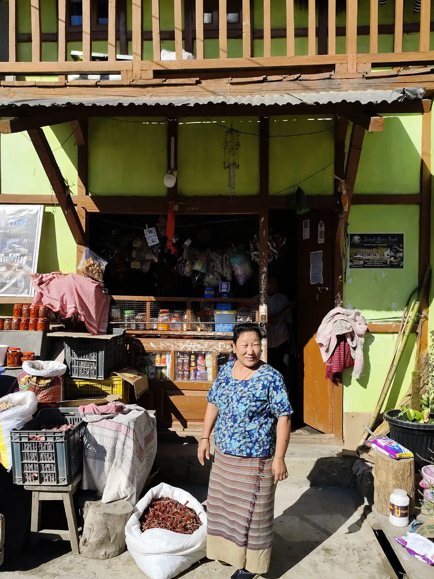 Sangti Femme devant magasin.jpg