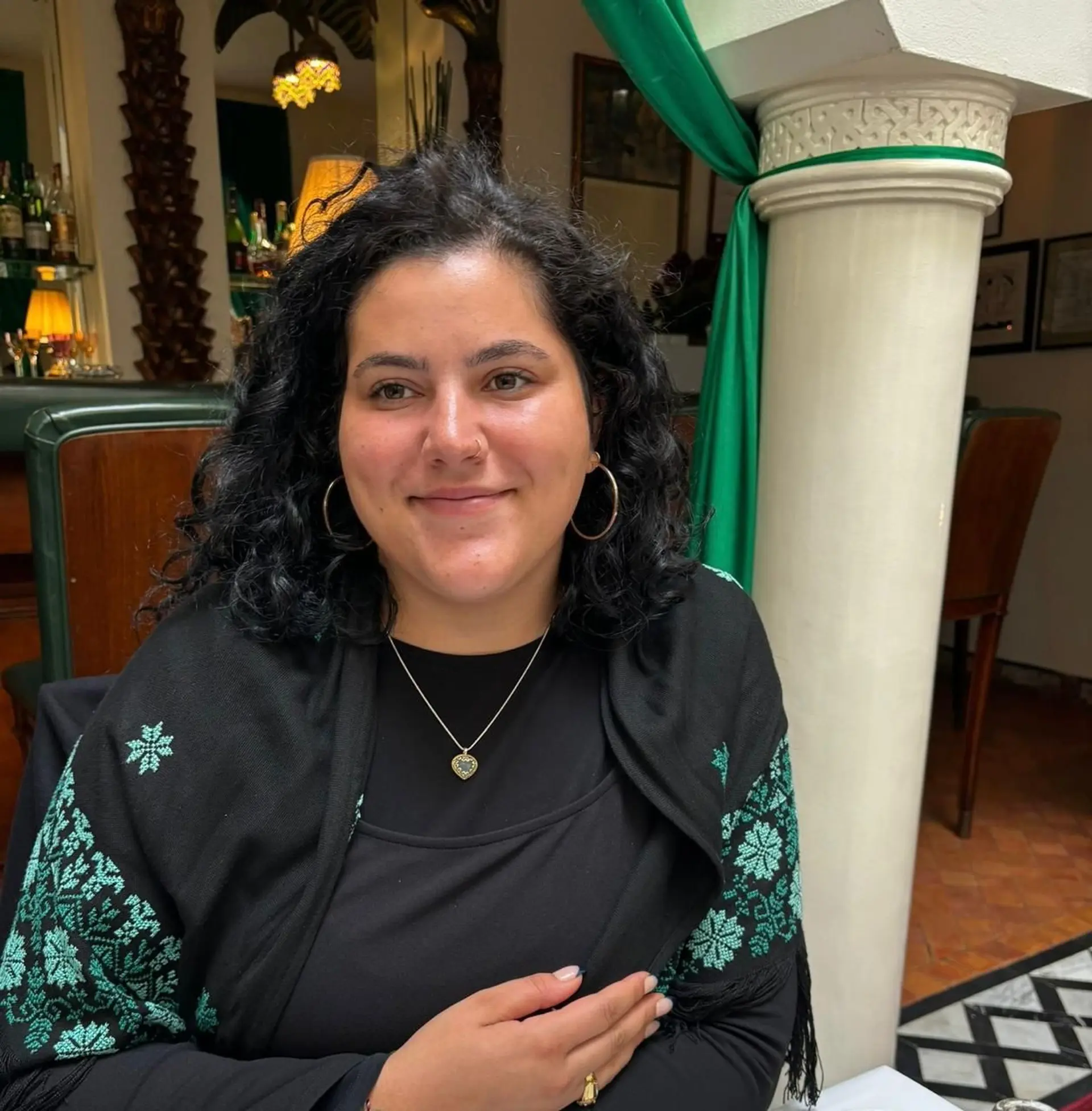 Portrait de Saphia Mugrabi, experte Shanti Travel au Japon, fascinée par l’atmosphère des ruelles de Kyoto et les cérémonies traditionnelles.