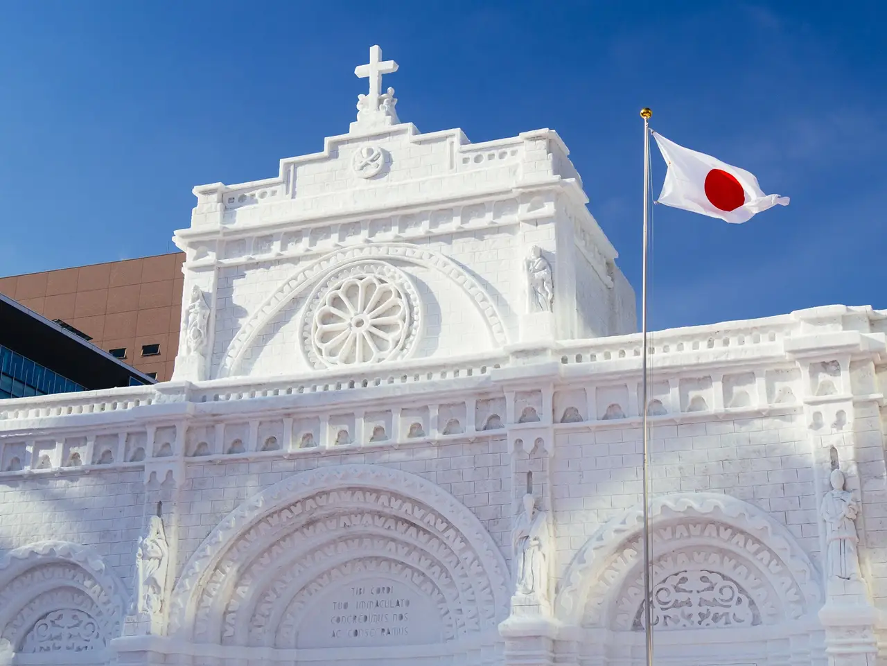 Hokkaido — Sculpture de glace monumentale au festival de neige de Sapporo, proche du parc Moerenuma au Japon.