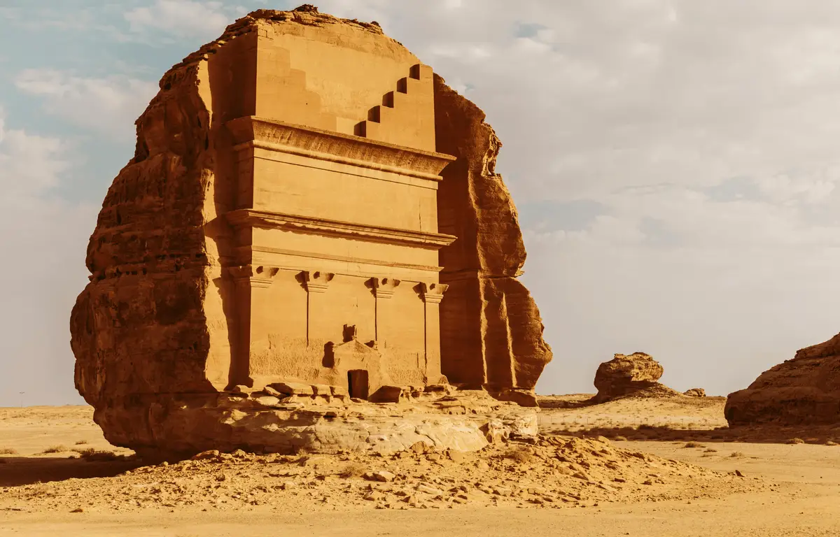 Façade sculptée du tombeau de Lihyan fils de Kuza à Hegra, site UNESCO d'AlUla en Arabie Saoudite.
