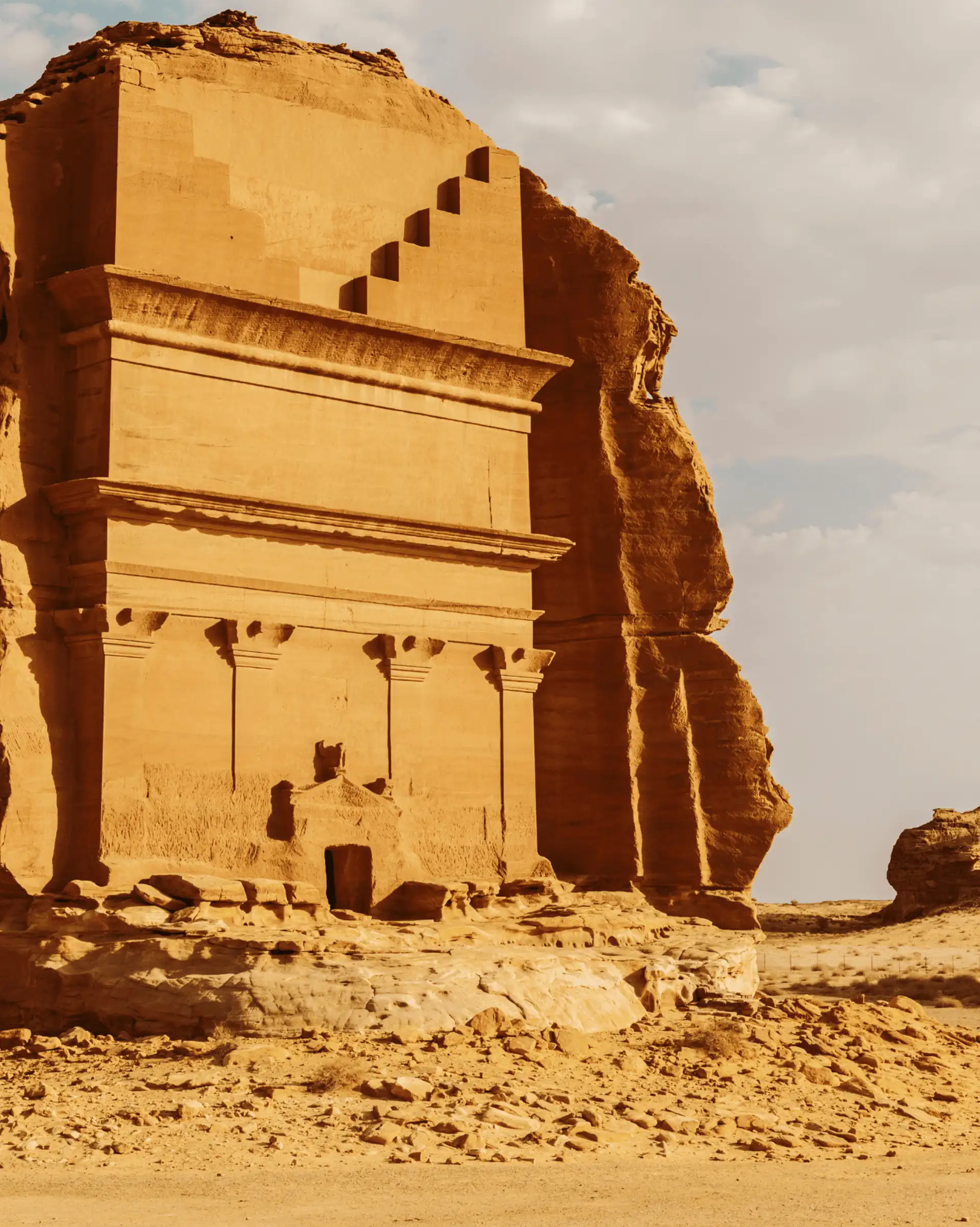 Façade sculptée du tombeau de Lihyan fils de Kuza à Hegra, site UNESCO d'AlUla en Arabie Saoudite.