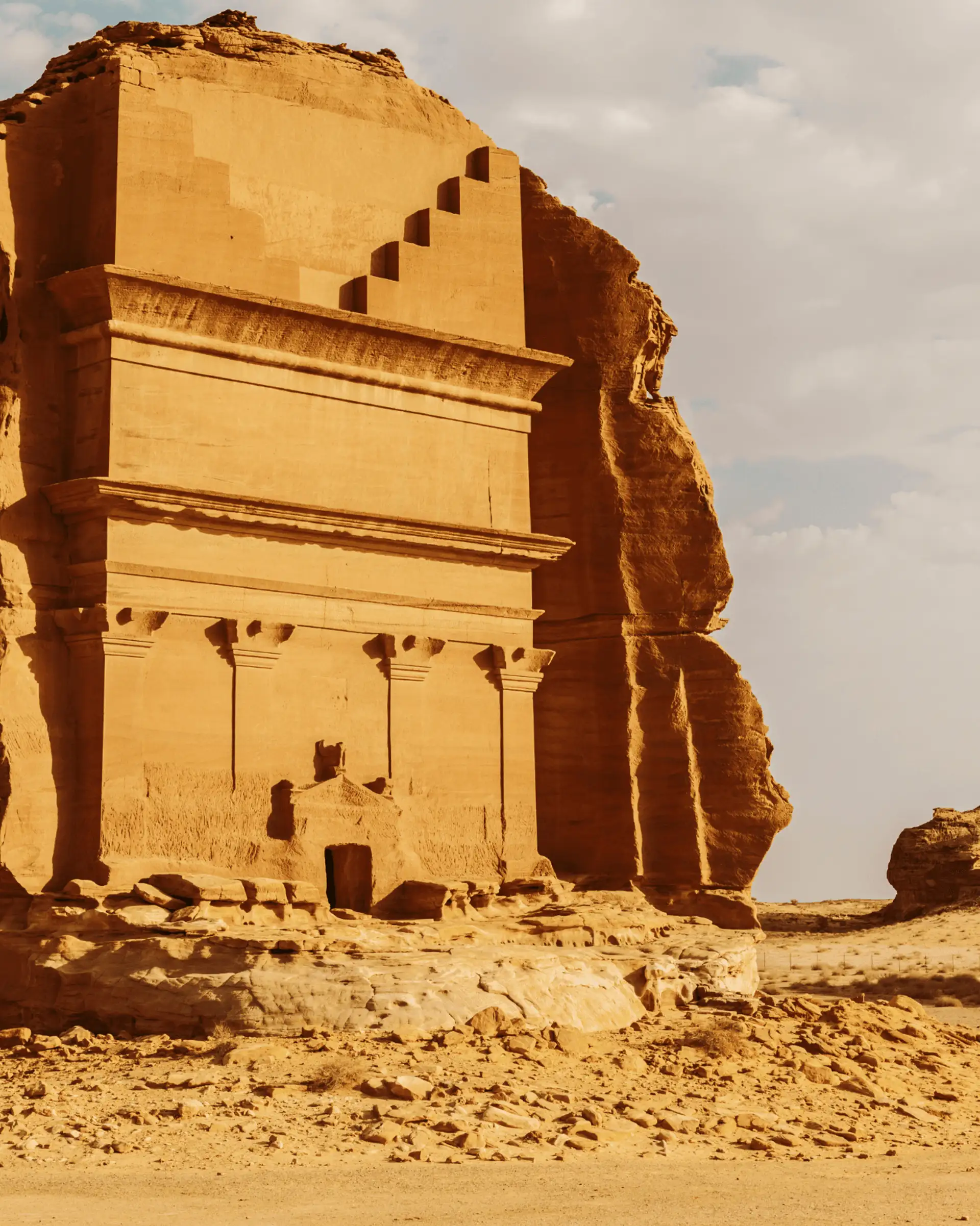 Façade sculptée du tombeau de Lihyan fils de Kuza à Hegra, site UNESCO d'AlUla en Arabie Saoudite.