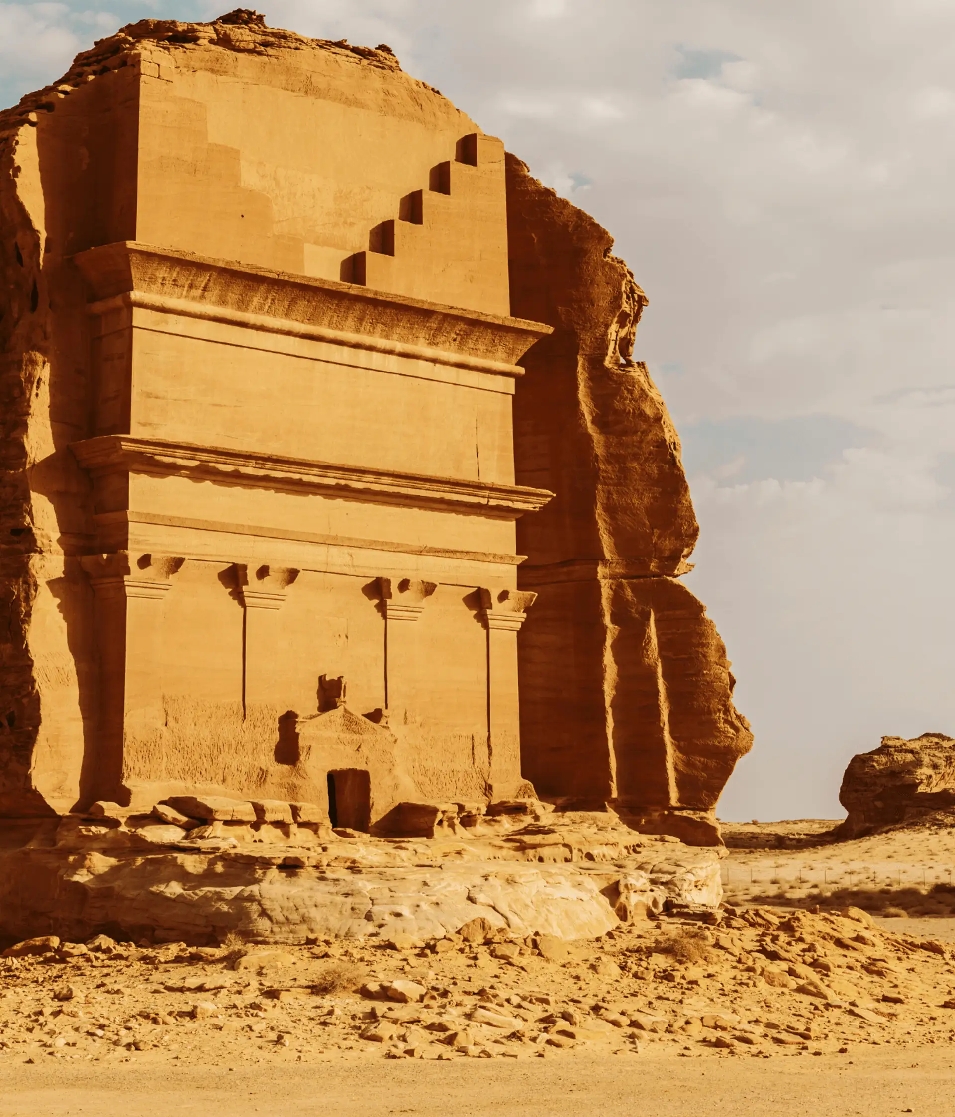 Façade sculptée du tombeau de Lihyan fils de Kuza à Hegra, site UNESCO d'AlUla en Arabie Saoudite.