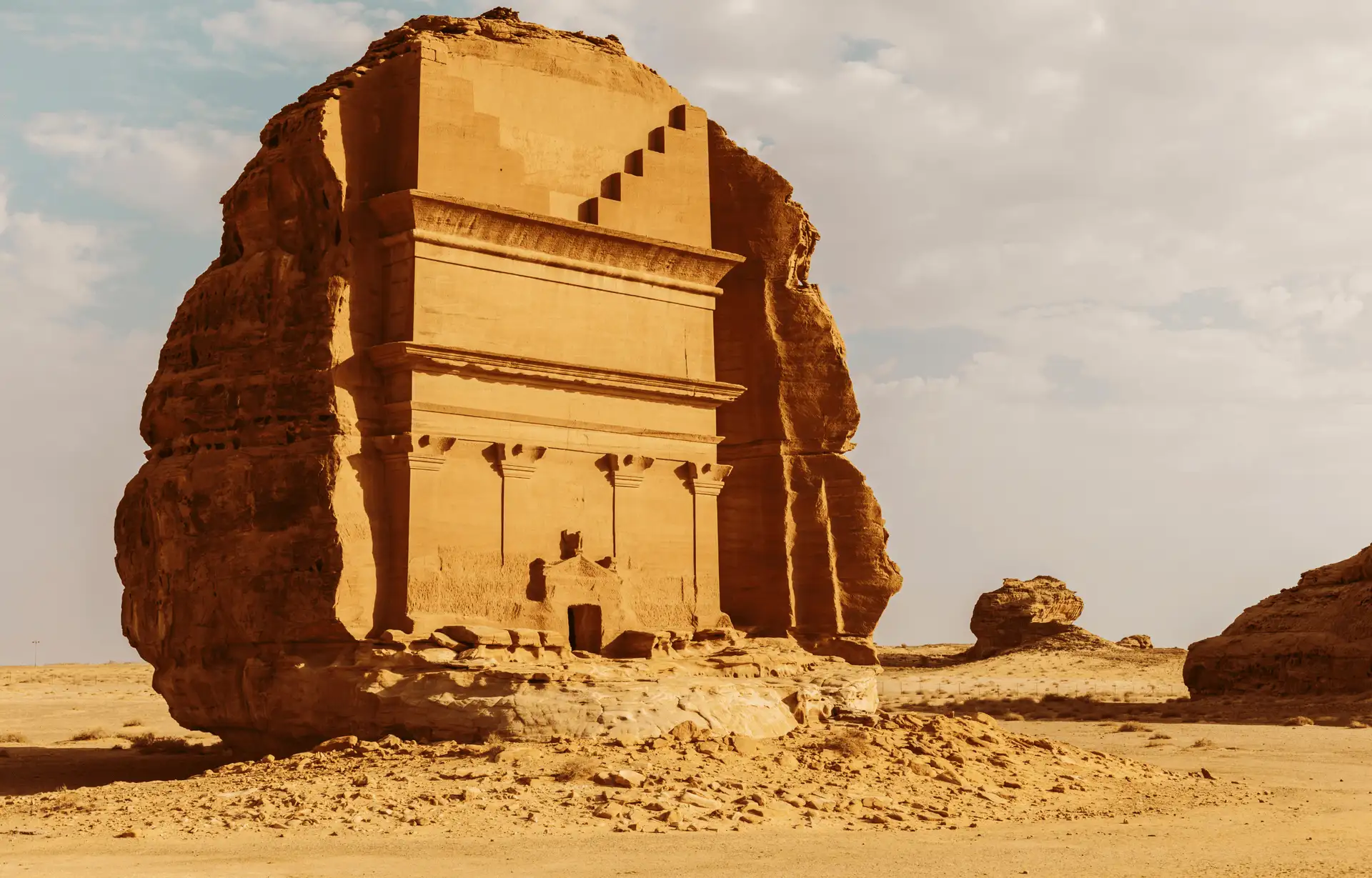 Façade sculptée du tombeau de Lihyan fils de Kuza à Hegra, site UNESCO d'AlUla en Arabie Saoudite.