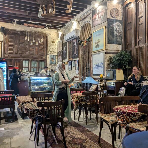 Voyage en Arabie Saoudite - Guide de Djeddah dans un café