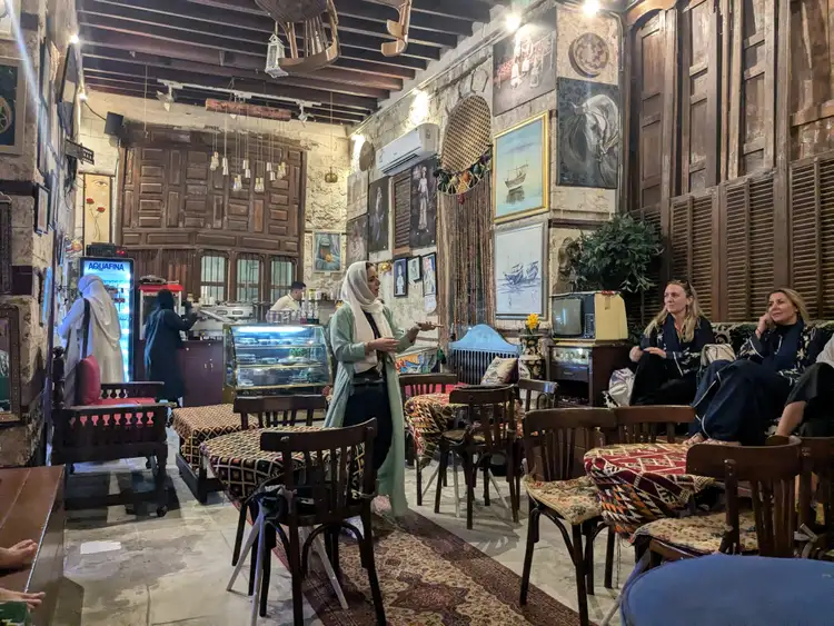 Voyage en Arabie Saoudite - Guide de Djeddah dans un café