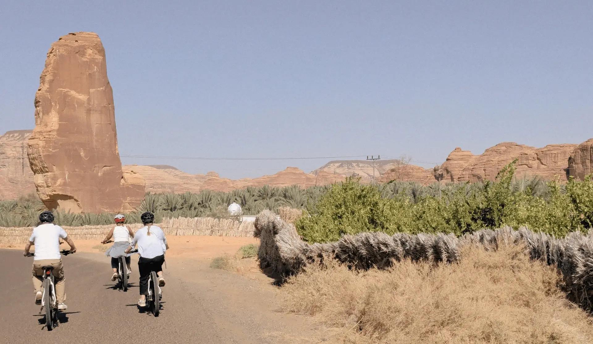 Voyage en Arabie Saoudite — balade à vélo dans la palmeraie d’AlUla avec oasis, cultures et paysages désertiques