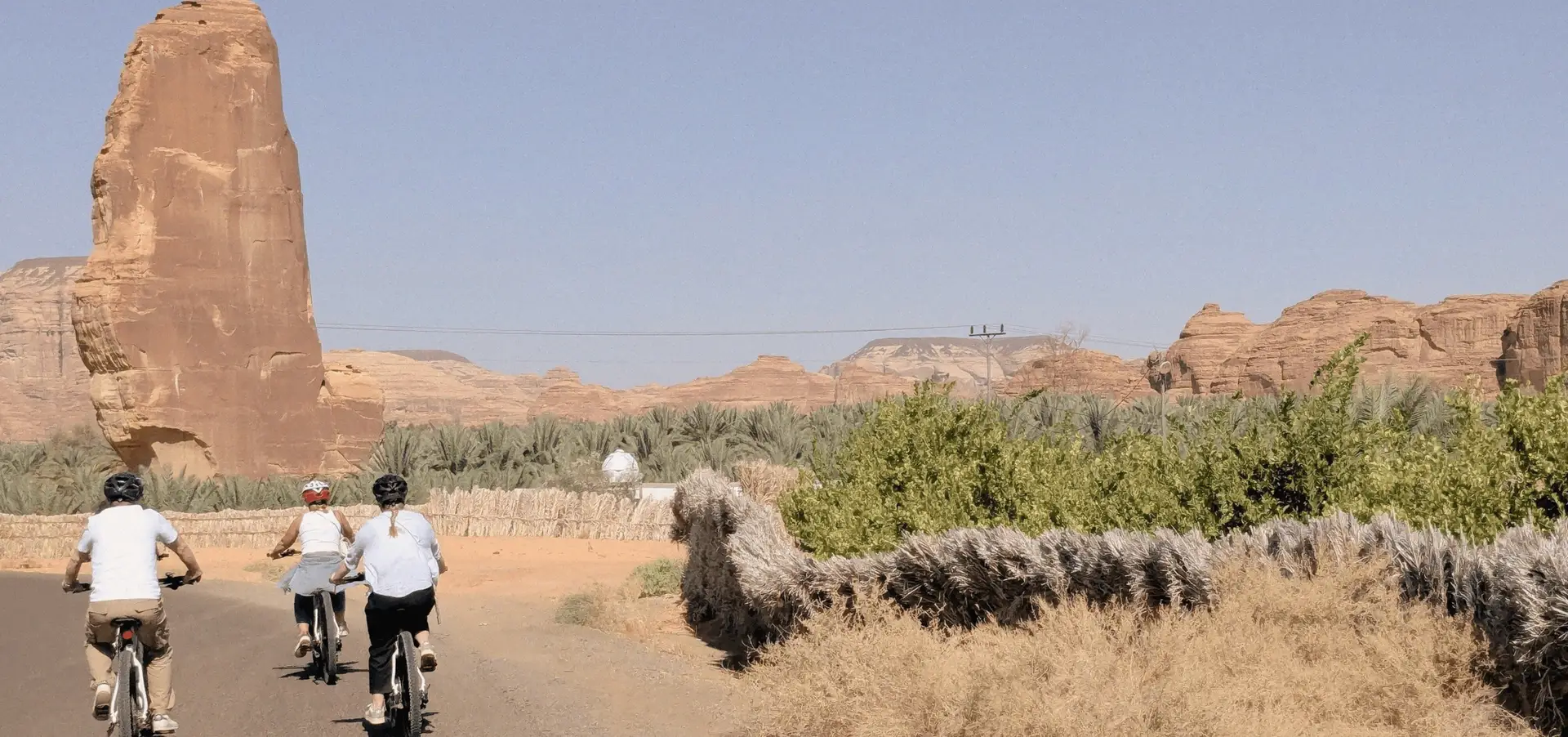 Voyage en Arabie Saoudite — balade à vélo dans la palmeraie d’AlUla avec oasis, cultures et paysages désertiques
