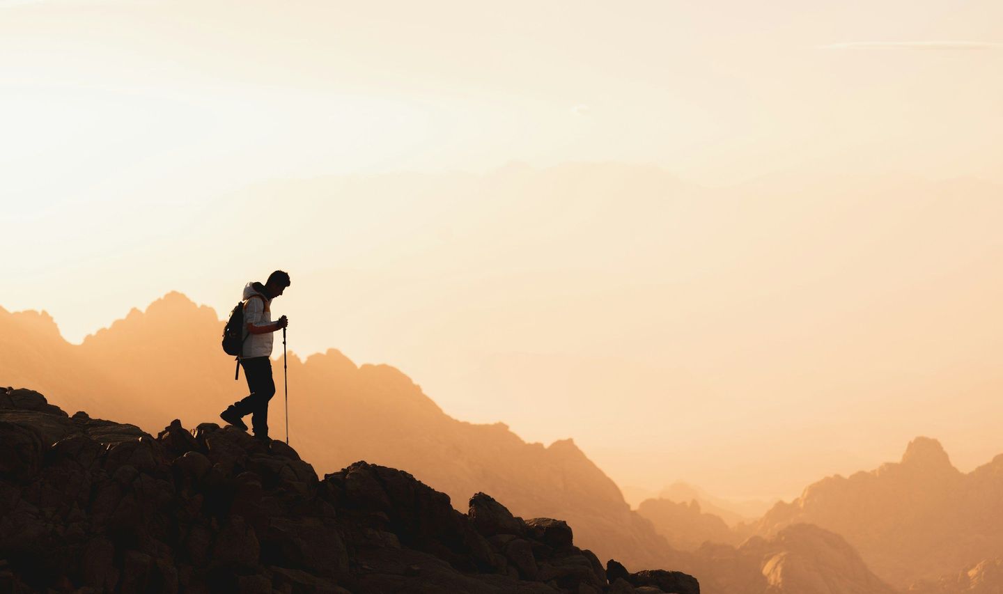Voyage en Asie — Paysage majestueux de montagnes himalayennes enneigées se reflétant dans un lac glaciaire, un trek immersif et responsable au Népal — Shanti Travel