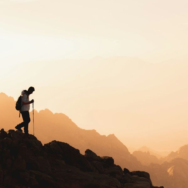 Voyage en Asie — Paysage majestueux de montagnes himalayennes enneigées se reflétant dans un lac glaciaire, un trek immersif et responsable au Népal — Shanti Travel