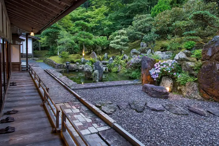 Dormir dans un temple à Koyasan – Terrasse en bois engawa donnant sur le jardin zen d'un shukubo au Japon.
