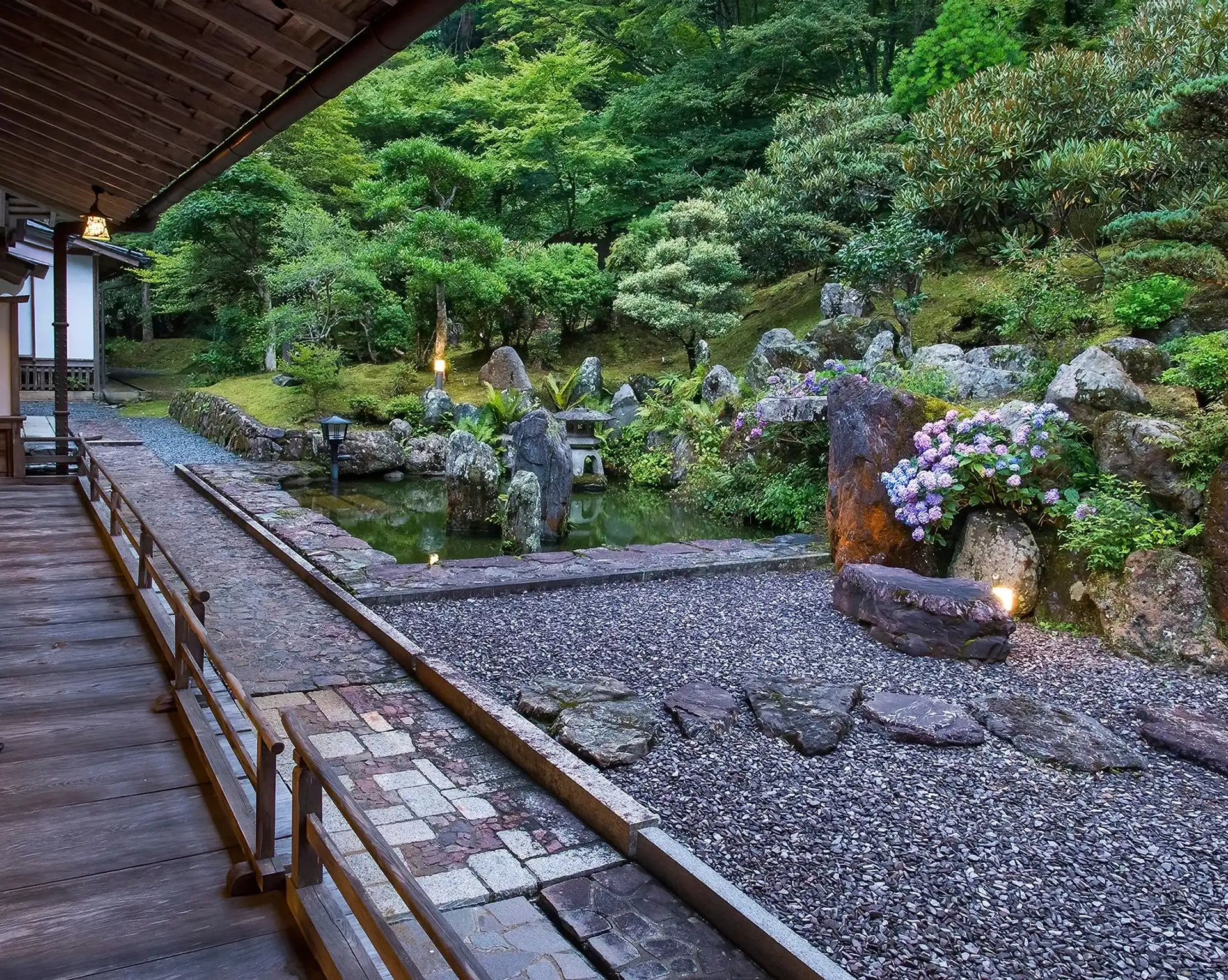 Dormir dans un temple à Koyasan – Terrasse en bois engawa donnant sur le jardin zen d'un shukubo au Japon.
