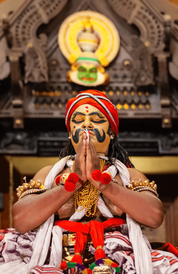 Voyage en Asie — Danseur Kathakali en costume traditionnel en Inde du Sud, une performance culturelle unique et authentique — Shanti Travel
