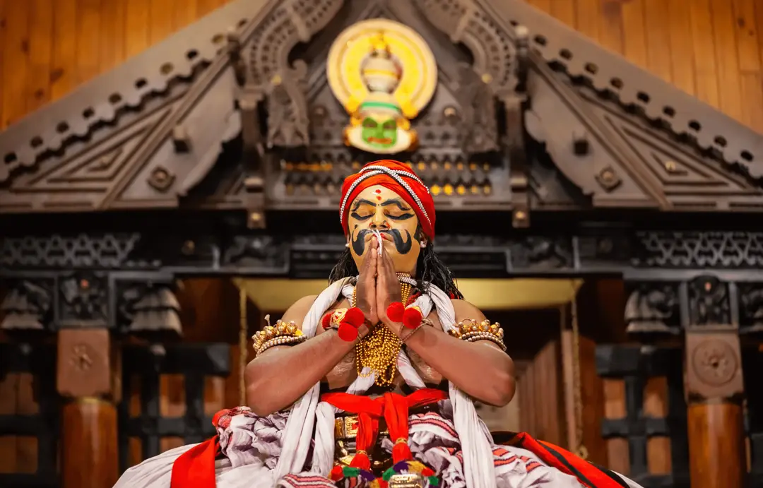 Danseur de Kathakali en costume traditionnel au Kerala, en Inde du Sud