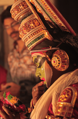 Voyage en Asie — Artistes Kathakali du Kerala en Inde du Sud en pleine préparation de leur maquillage traditionnel, immersion culturelle unique — Shanti Travel