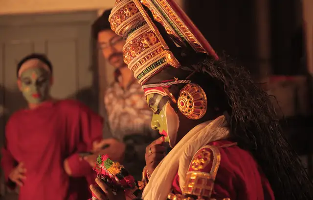 Voyage en Asie — Artistes Kathakali du Kerala en Inde du Sud en pleine préparation de leur maquillage traditionnel, immersion culturelle unique — Shanti Travel