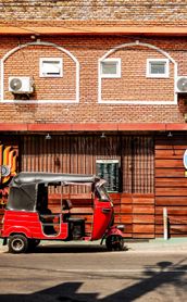 Voyage au Sri Lanka - Tuk Tuk devant une habitation