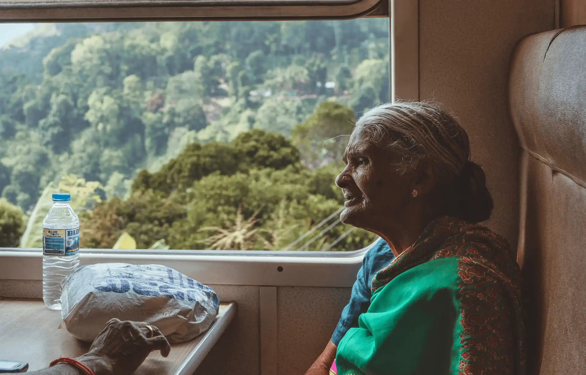 Voyage au Sri Lanka - Shanti Travel - Vieille femme dans le train