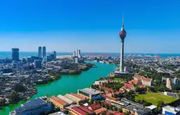 Voyage au Sri Lanka – Vue aérienne de la skyline de Colombo avec la tour du Lotus, le lac Beira et l'océan Indien en arrière-plan.