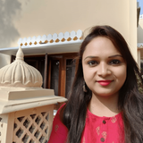 Portrait de Srishty Shrivastava, experte Shanti Travel pour l’Inde, l’Himalaya et le Ladakh, passionnée par les dunes du désert du Thar.