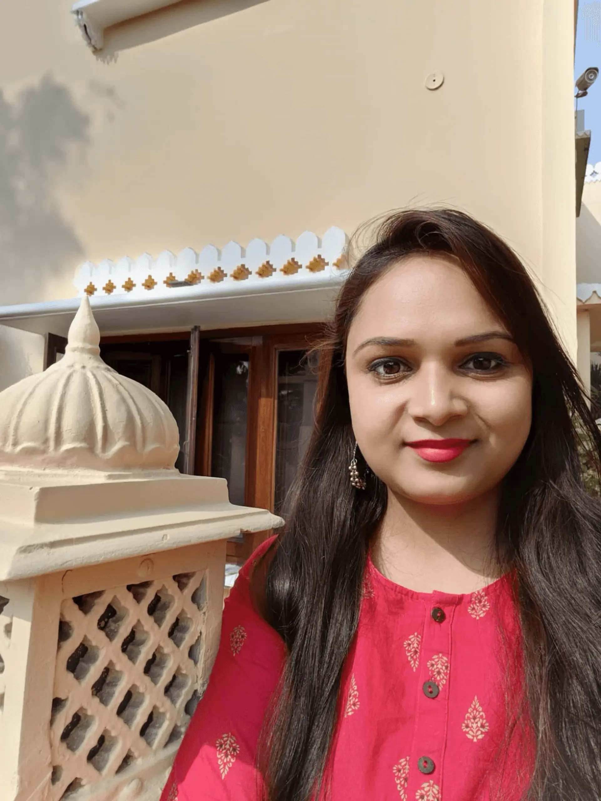 Portrait de Srishty Shrivastava, experte Shanti Travel pour l’Inde, l’Himalaya et le Ladakh, passionnée par les dunes du désert du Thar.