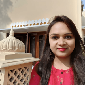 Portrait de Srishty Shrivastava, experte Shanti Travel pour l’Inde, l’Himalaya et le Ladakh, passionnée par les dunes du désert du Thar.