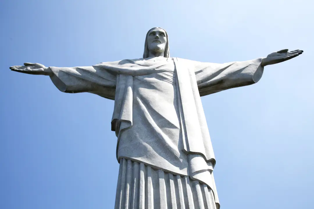 Statue emblématique du Christ Rédempteur sous un ciel bleu clair à Rio de Janeiro, au Brésil.