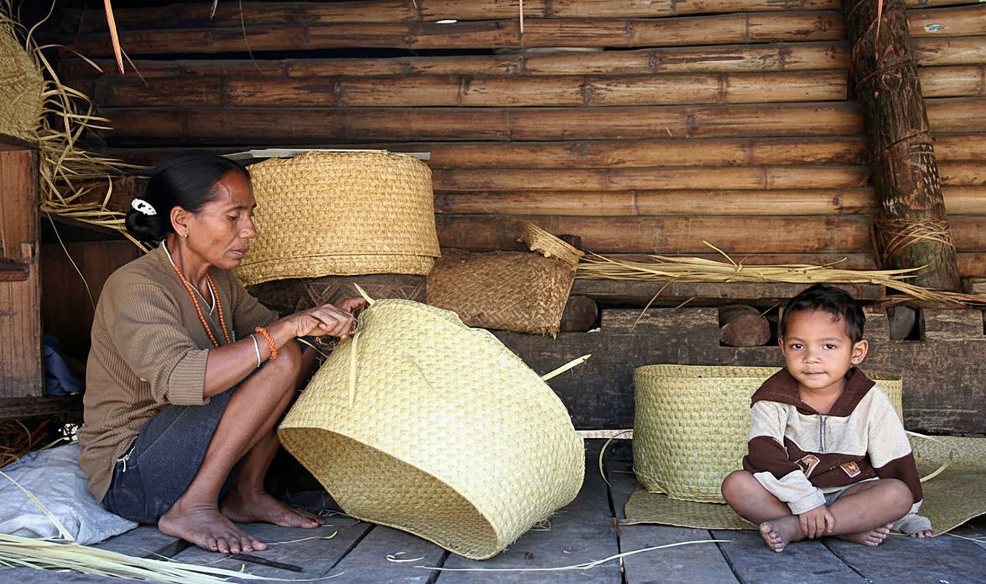 sumba bastelt einen Strohbehälter mit ihrem Kind