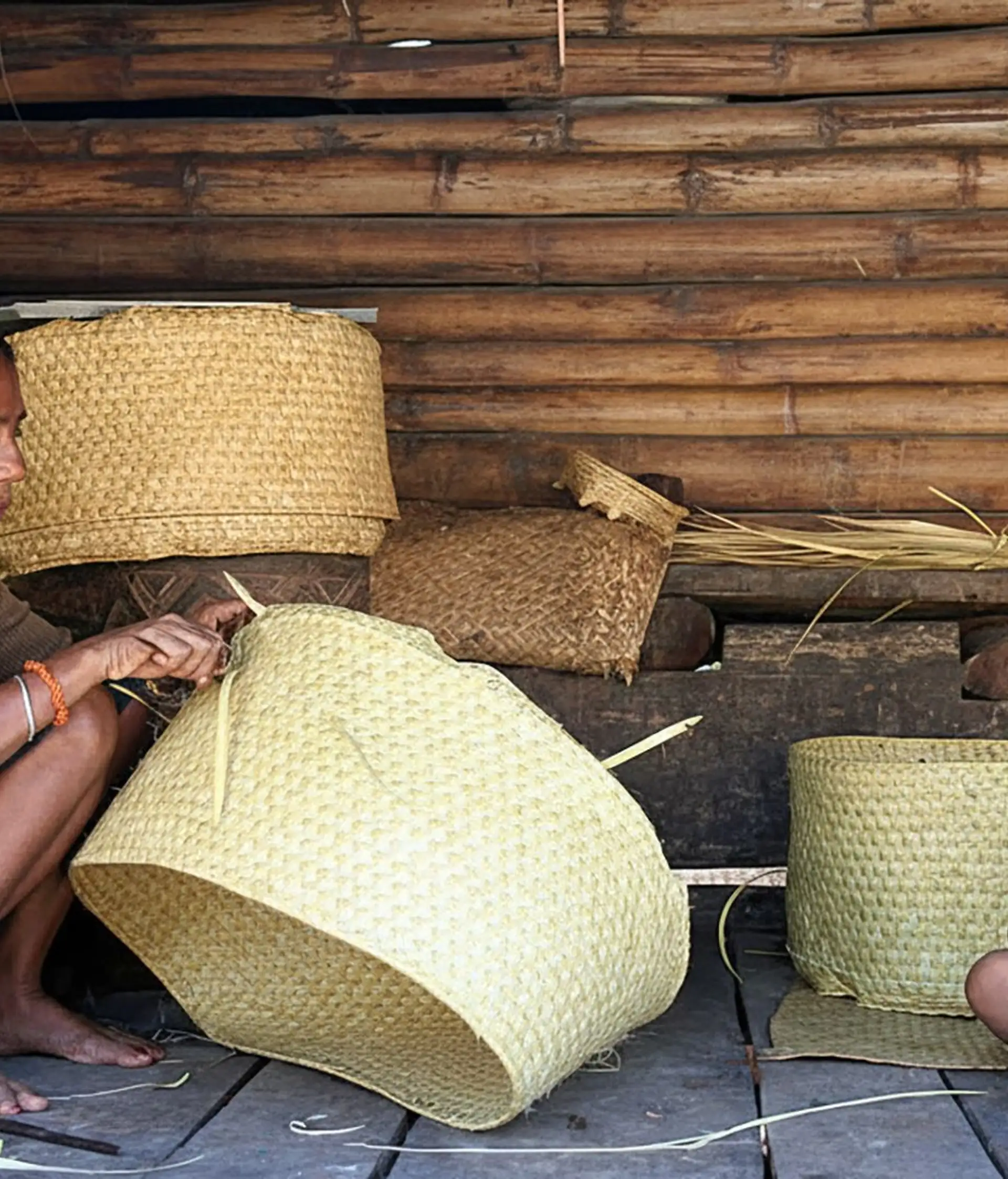 sumba bastelt einen Strohbehälter mit ihrem Kind