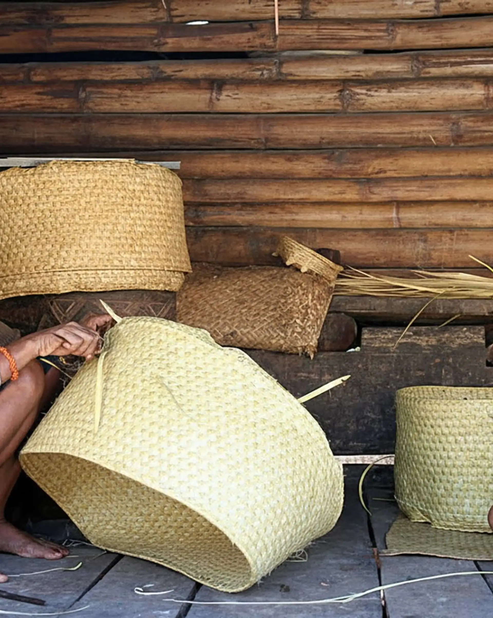 sumba bastelt einen Strohbehälter mit ihrem Kind