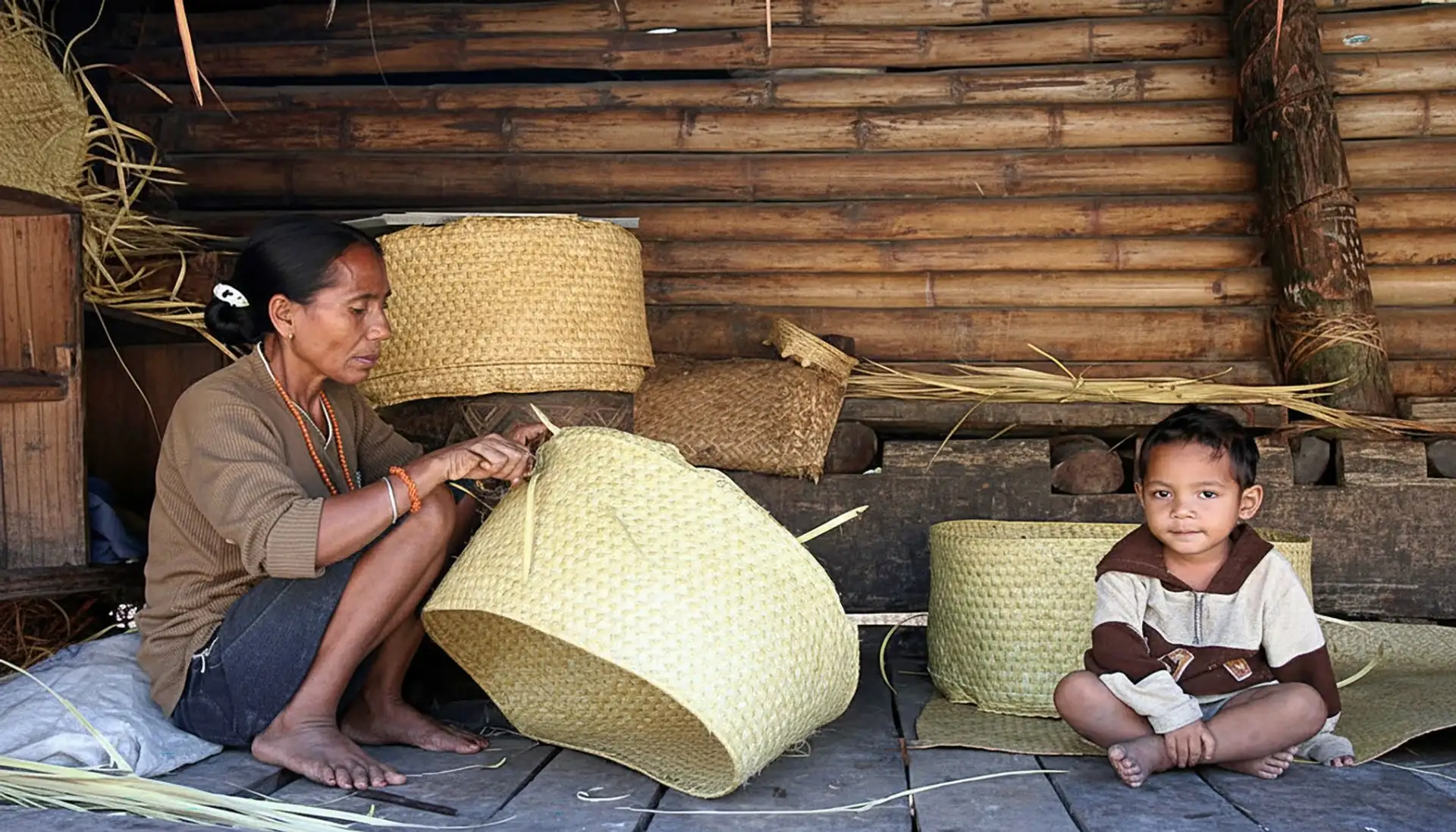 sumba bastelt einen Strohbehälter mit ihrem Kind