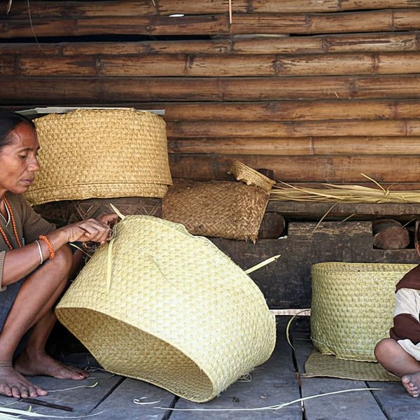 sumba bastelt einen Strohbehälter mit ihrem Kind
