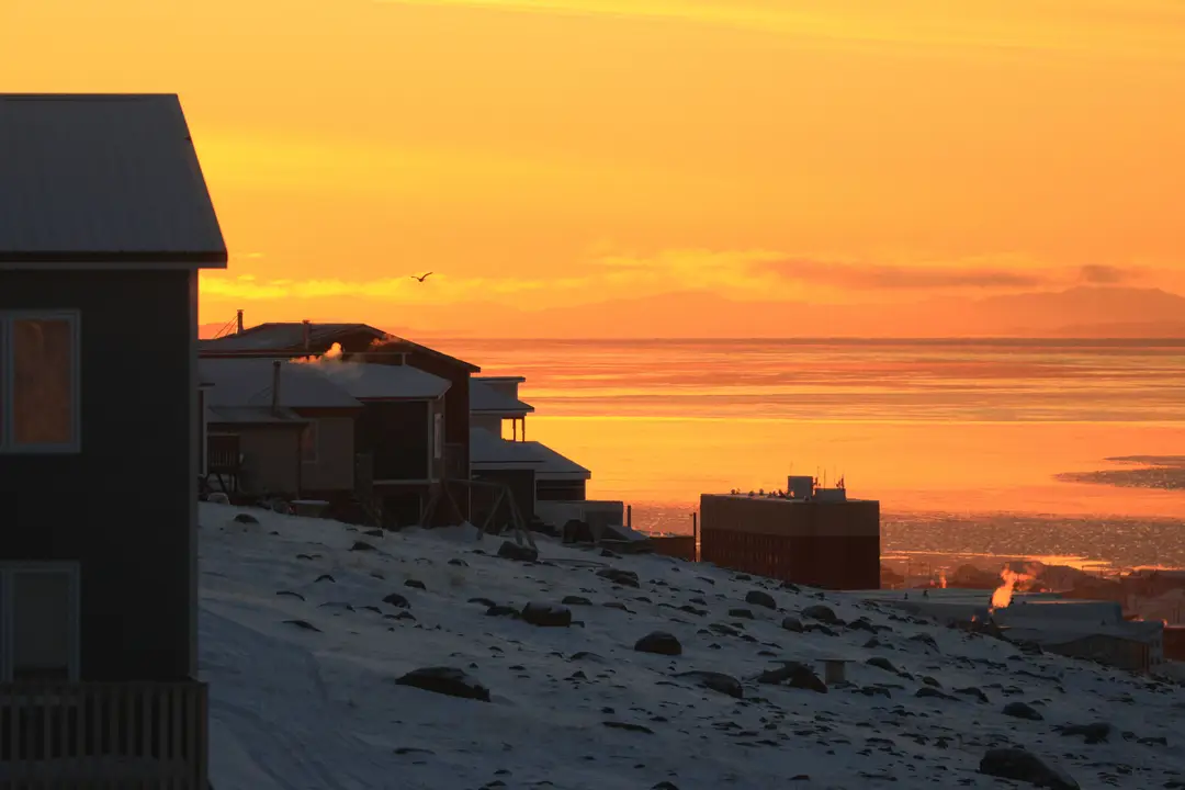 Coucher de soleil sur Iqaluit, au Nunavut, en hiver.