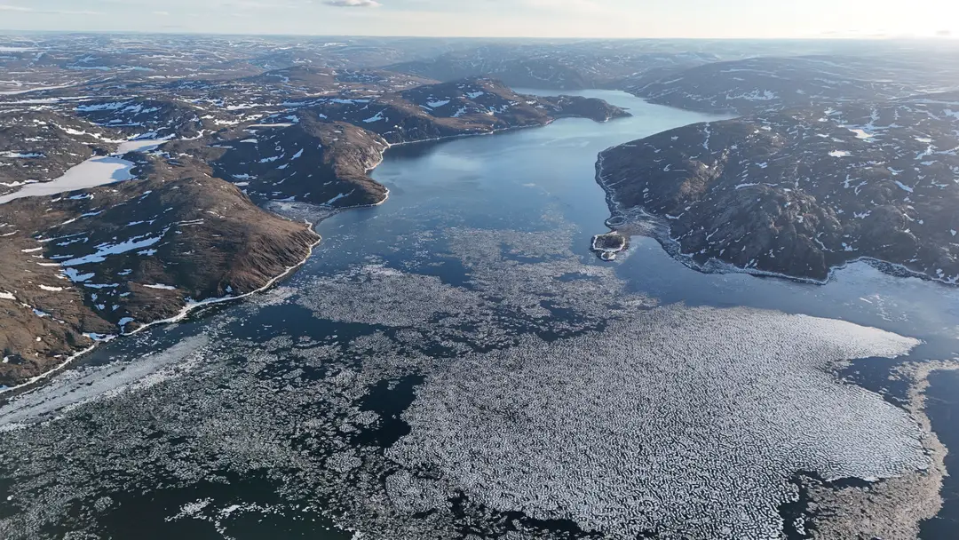 Vue aérienne des fjords et du relief côtier du Nunavut en hiver.