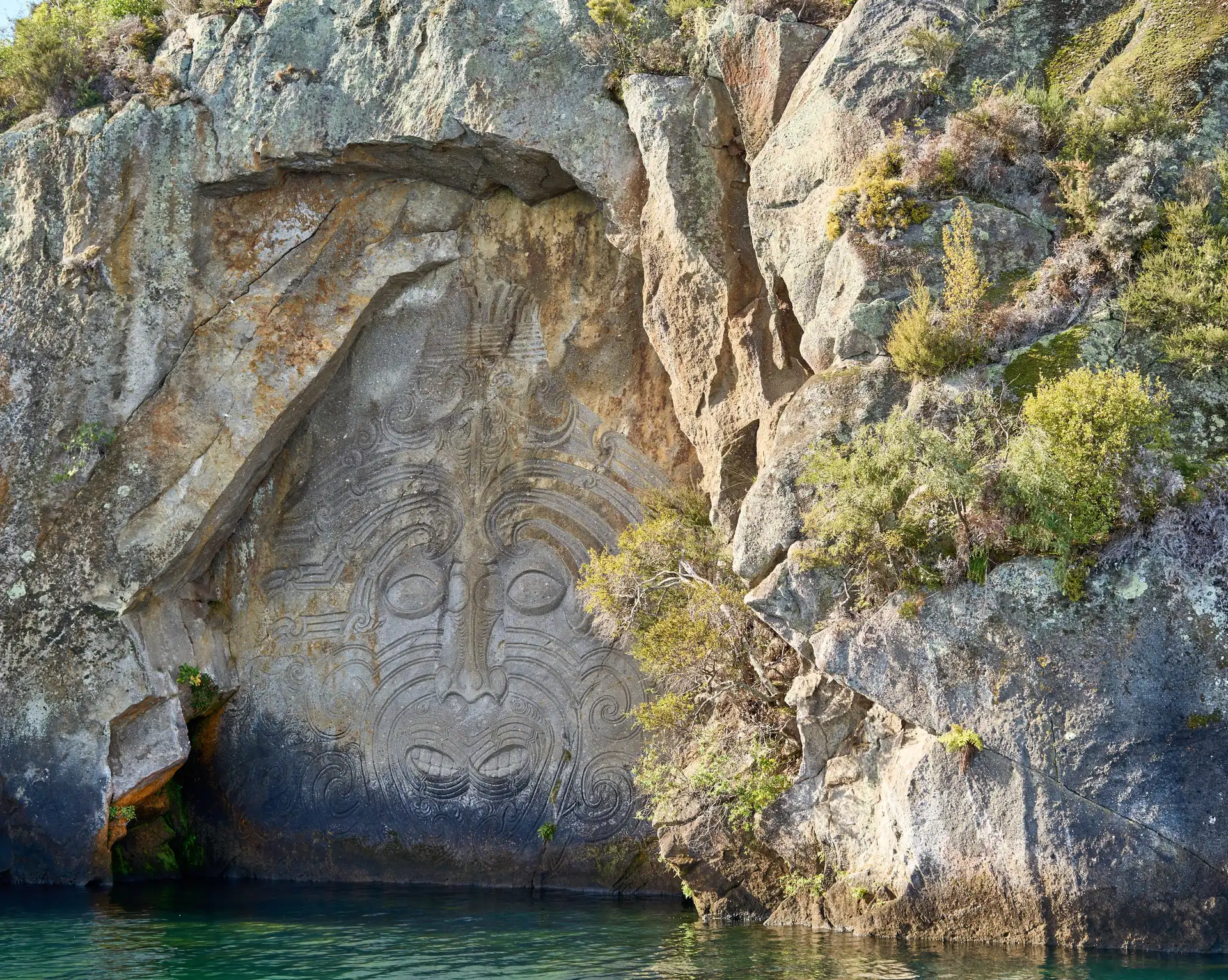 Voyage Nouvelle-Zélande : sculptures rupestres maories de Mine Bay sur le lac Taupō