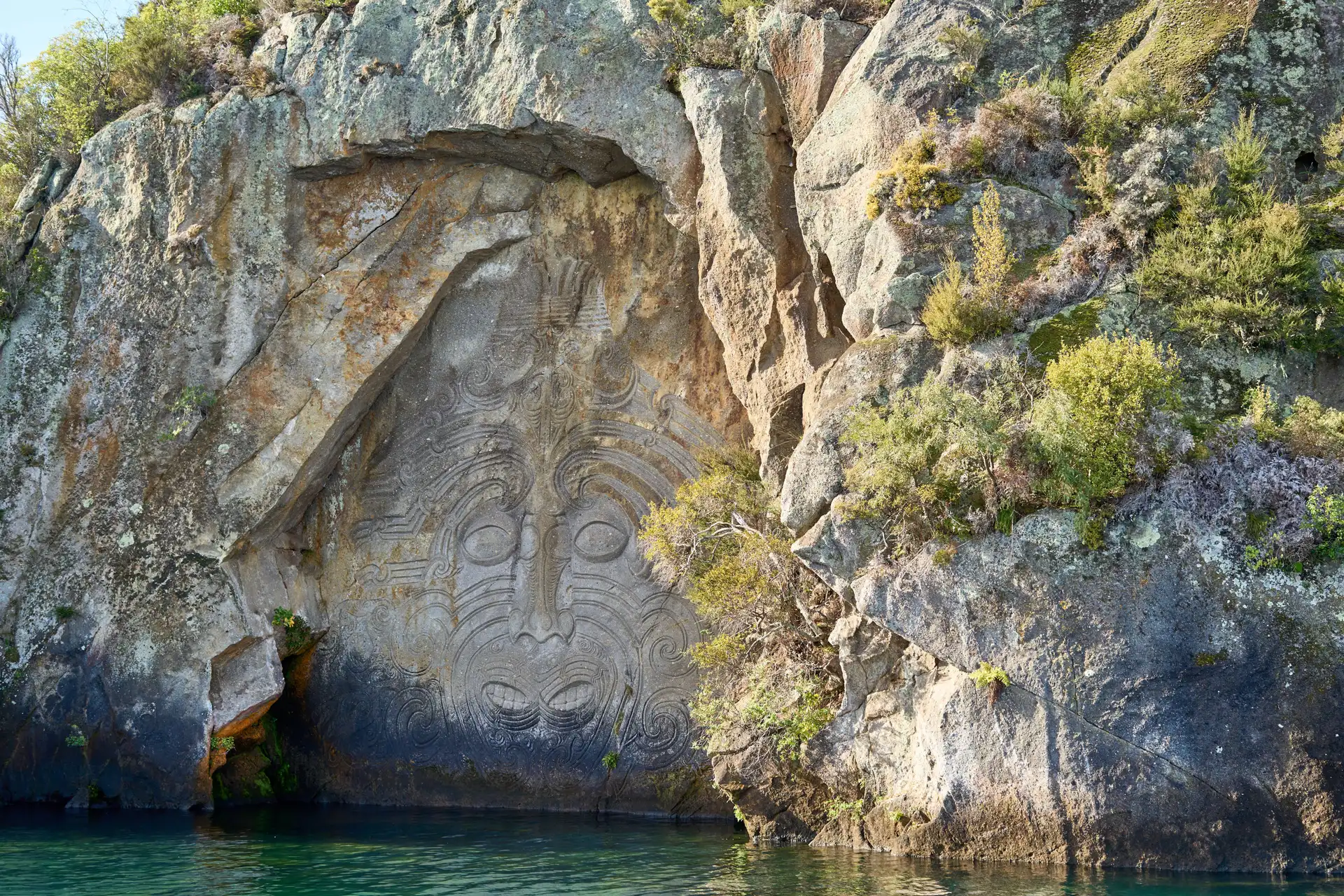 Voyage Nouvelle-Zélande : sculptures rupestres maories de Mine Bay sur le lac Taupō