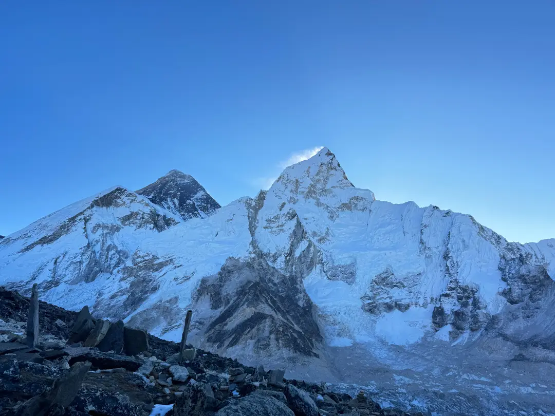 Sommets enneigés de Nuptse et de l'Everest dans l'Himalaya en hiver.jpg