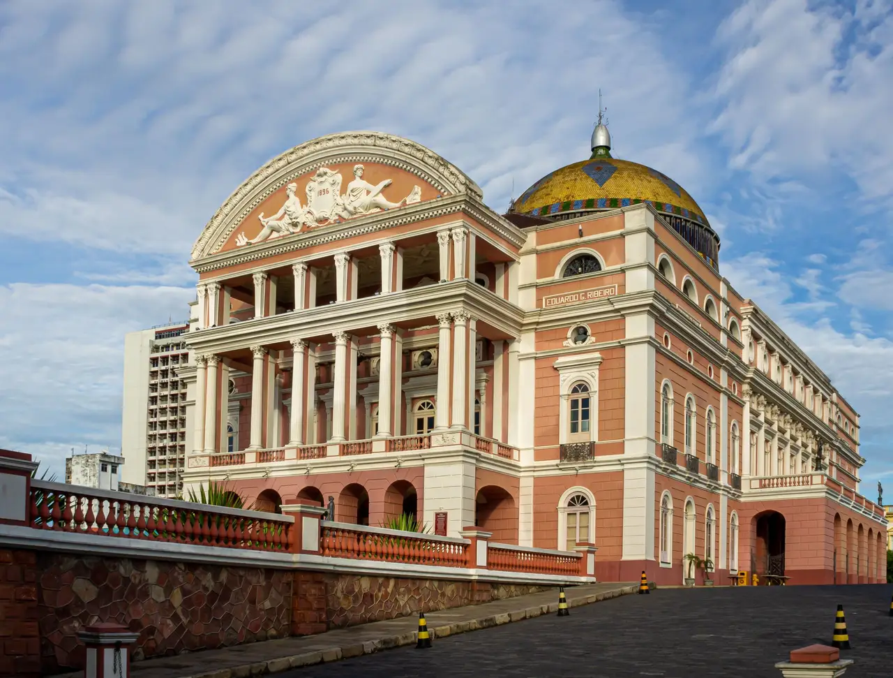 Voyage au Brésil – Façade historique de style Renaissance et dôme coloré du célèbre opéra Teatro Amazonas lors d'une visite de la ville de Manaus.