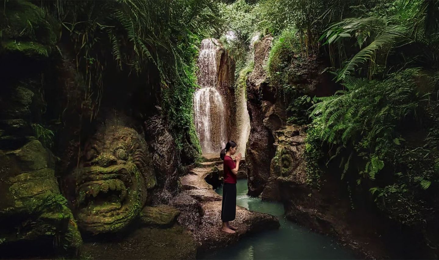 Voyage en Asie — Temple Taman Beji Griya à Bali, lieu sacré entouré de nature tropicale et d’architecture traditionnelle balinaise.