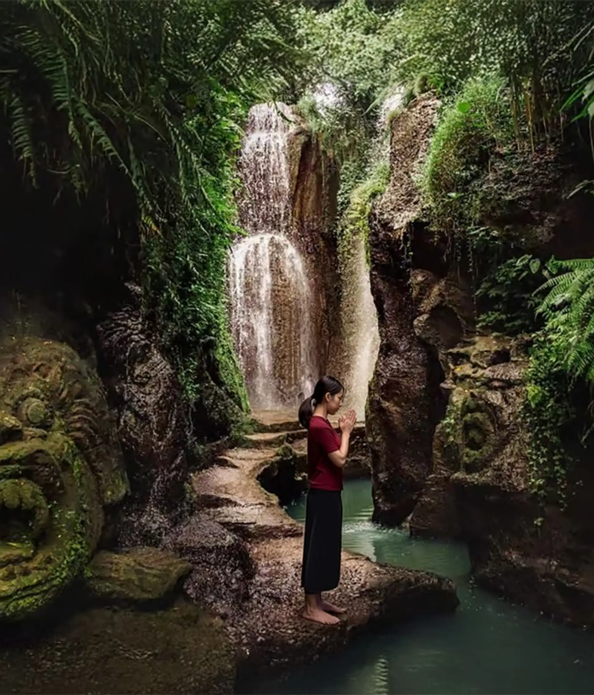Voyage en Asie — Temple Taman Beji Griya à Bali, lieu sacré entouré de nature tropicale et d’architecture traditionnelle balinaise.