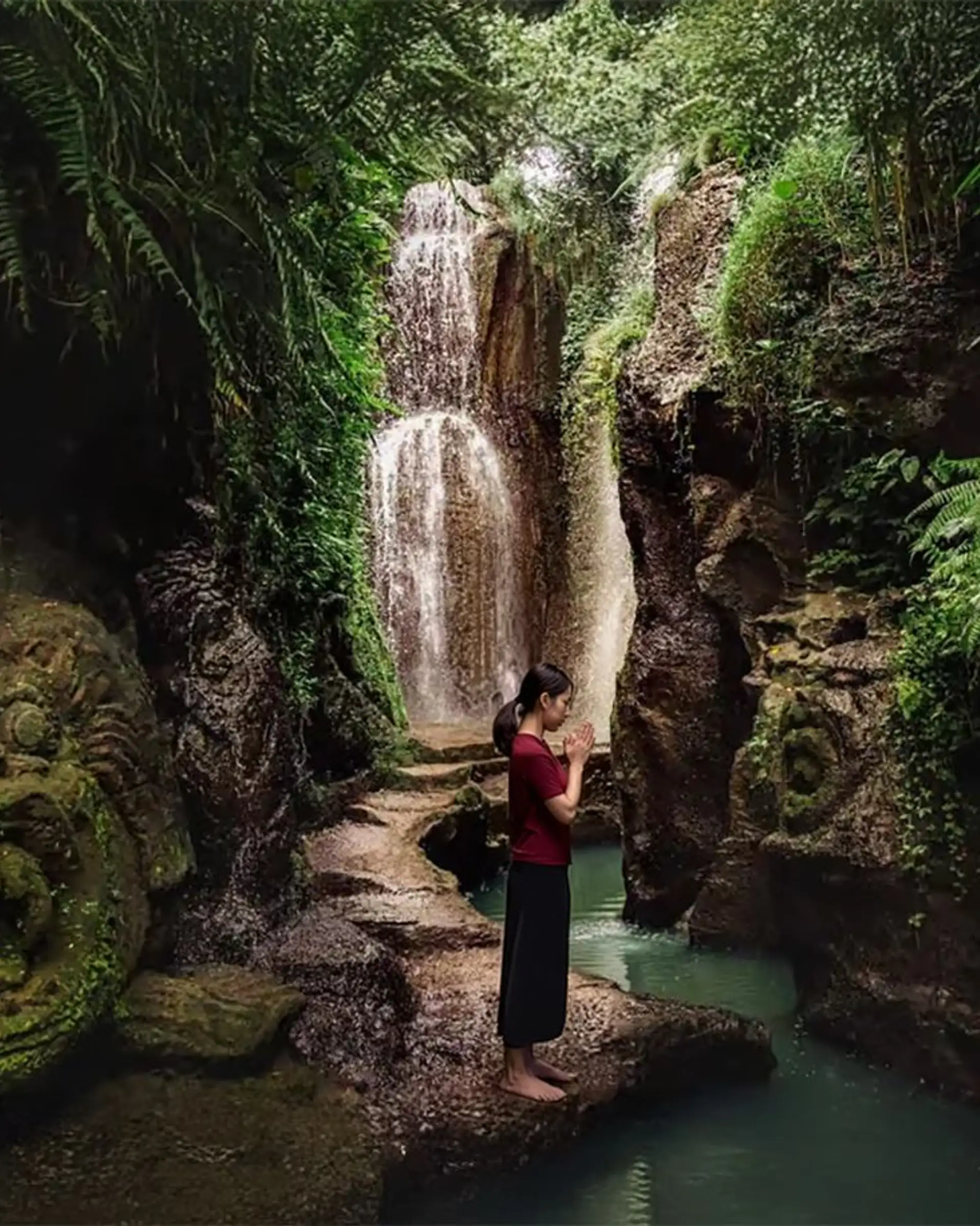 Voyage en Asie — Temple Taman Beji Griya à Bali, lieu sacré entouré de nature tropicale et d’architecture traditionnelle balinaise.