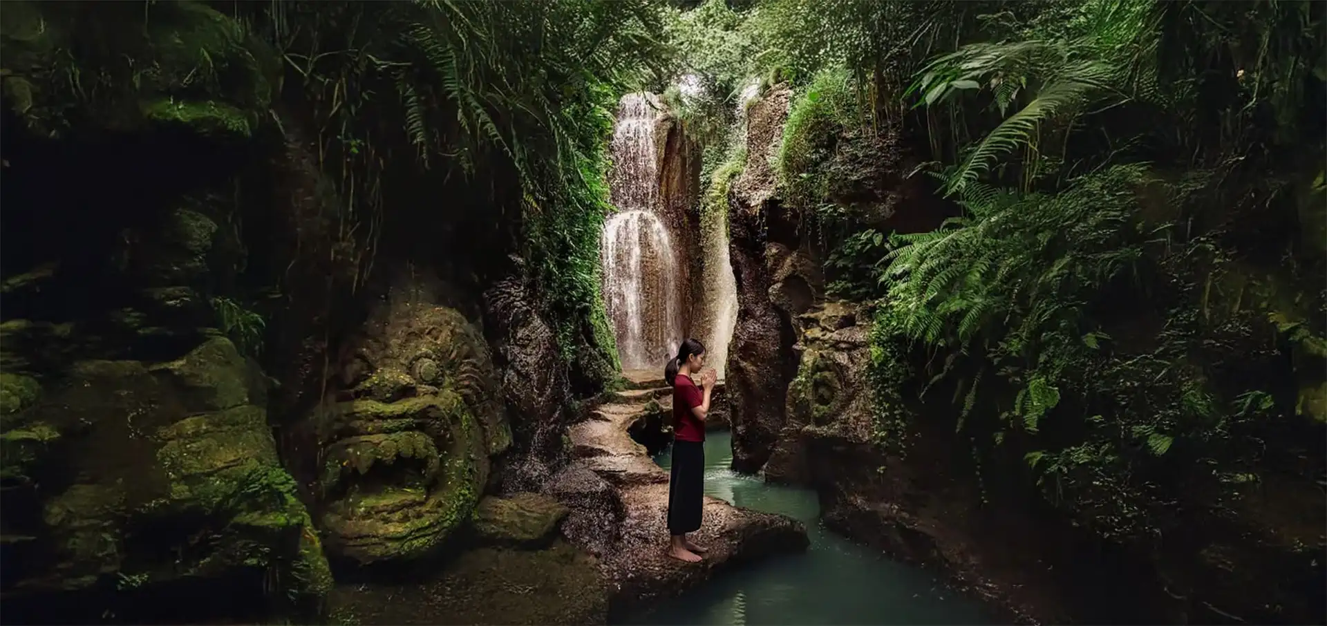 Voyage en Asie — Temple Taman Beji Griya à Bali, lieu sacré entouré de nature tropicale et d’architecture traditionnelle balinaise.