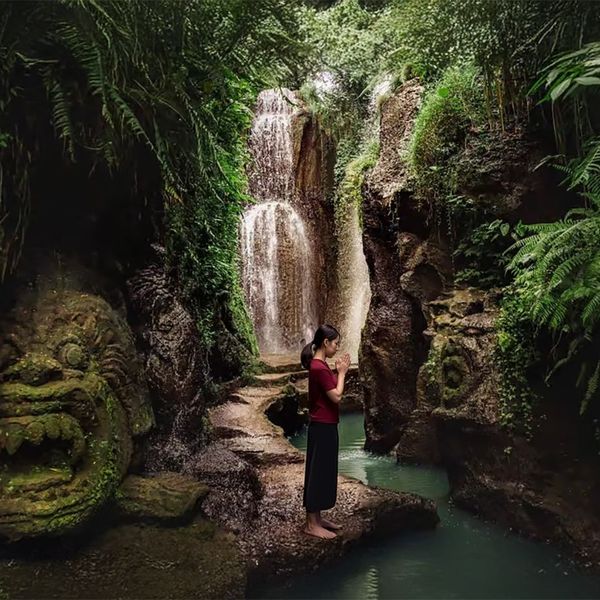 Voyage en Asie — Temple Taman Beji Griya à Bali, lieu sacré entouré de nature tropicale et d’architecture traditionnelle balinaise.